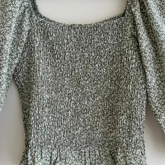 Paper Crane Smocked Floral Blouse, Puff Sleeve Green Fall Top, Size Medium - Picture 15 of 16